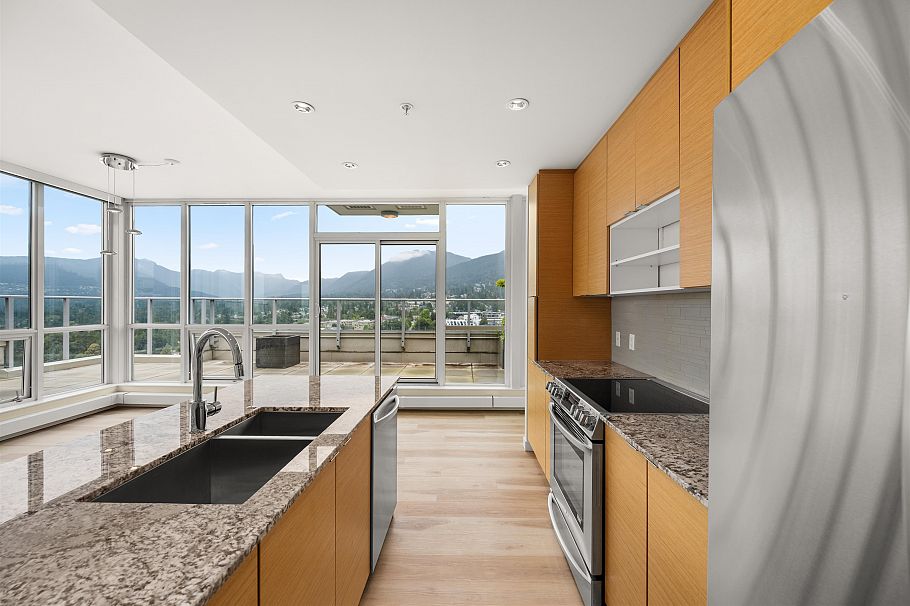 2002 135 E 17th Street North Vancouver, BC - 14