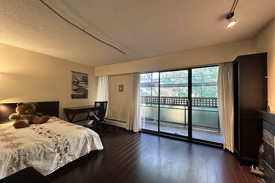 318 2320 W 40th Avenue Vancouver, BC - 5