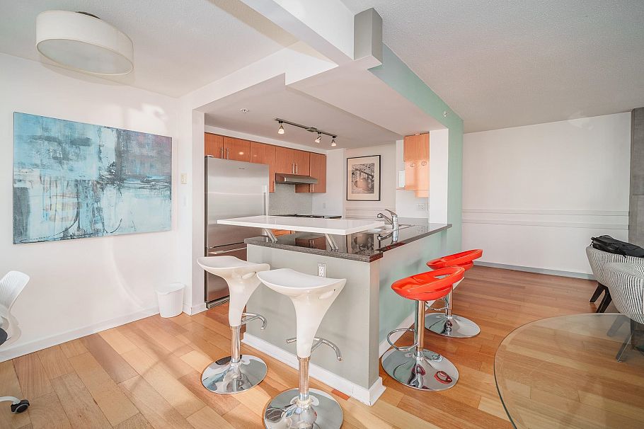 1906 1077 Marinaside Crescent Vancouver, BC - 3