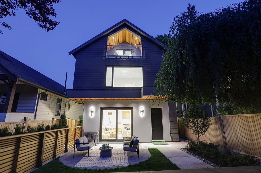 1 944 E 13 Avenue Vancouver, BC - 1