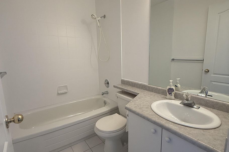 202 3683 Wellington Avenue Vancouver, BC - 9