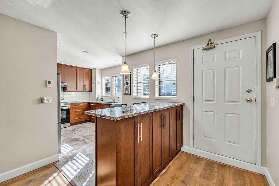 103 245 W 15th Street North Vancouver, BC - 4