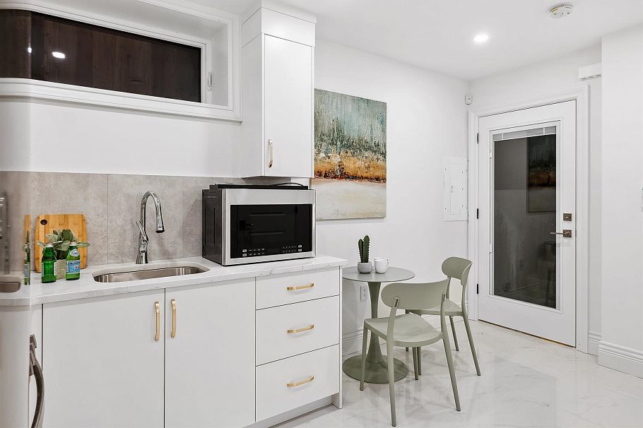 3812 W 15th Avenue Vancouver, BC - 10