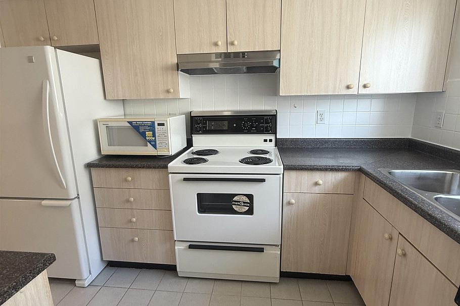 202 3683 Wellington Avenue Vancouver, BC - 3