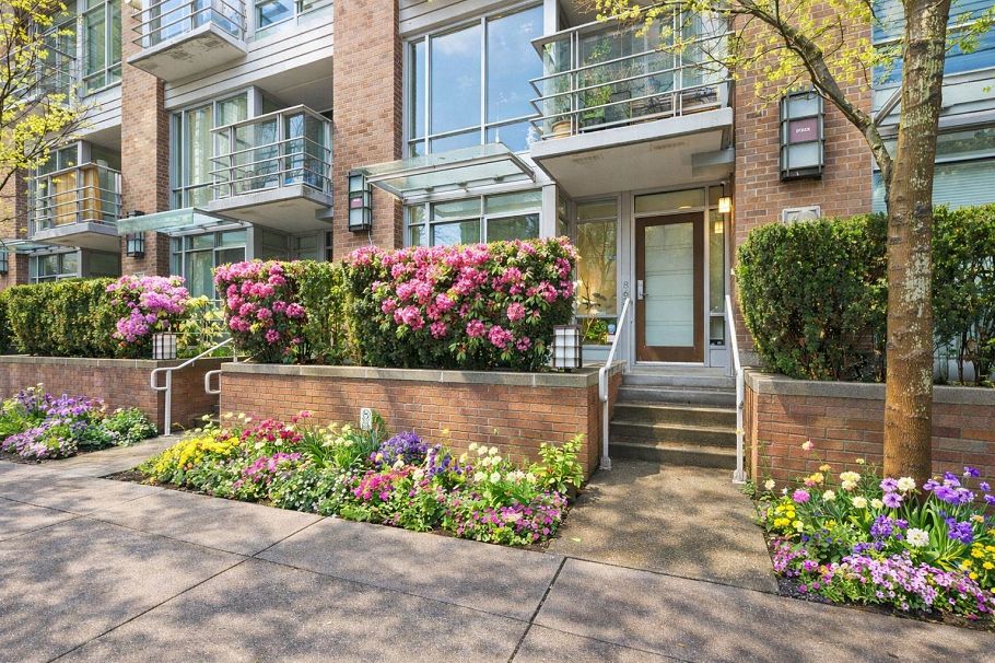 863 Richards Street Vancouver, BC - 1