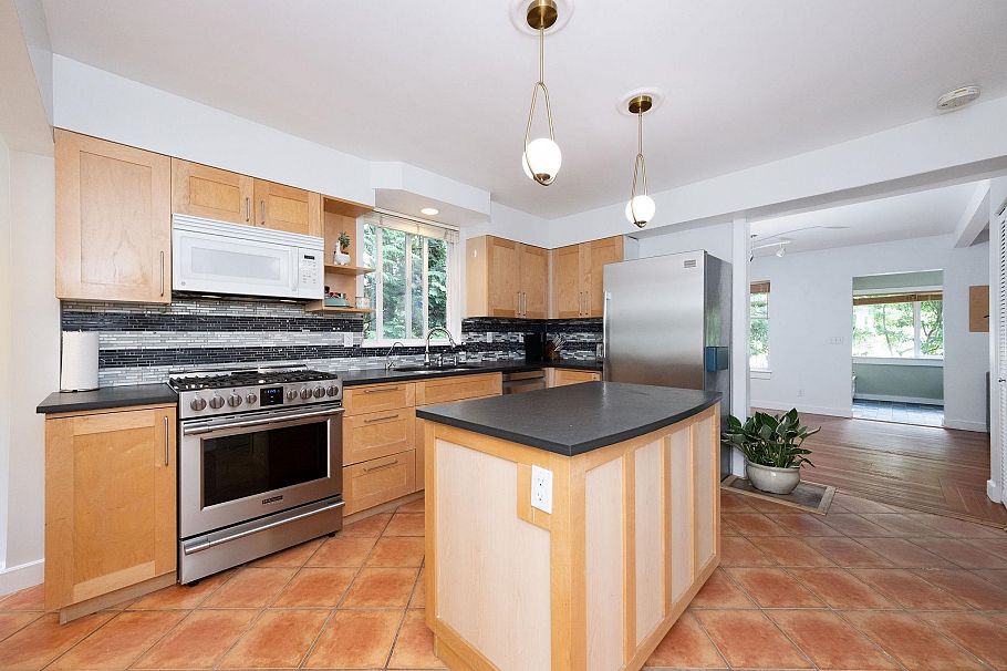 1075 Gladwin Drive North Vancouver, BC - 4