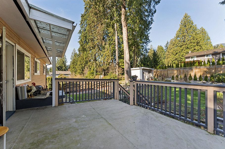 922 Canyon Boulevard North Vancouver, BC - 10