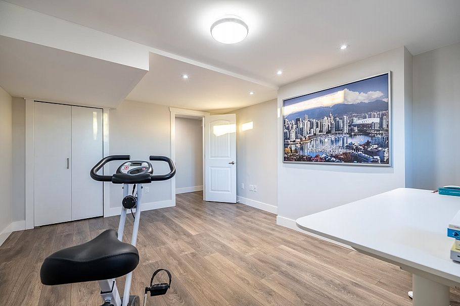 1275 W Keith Road North Vancouver, BC - 33