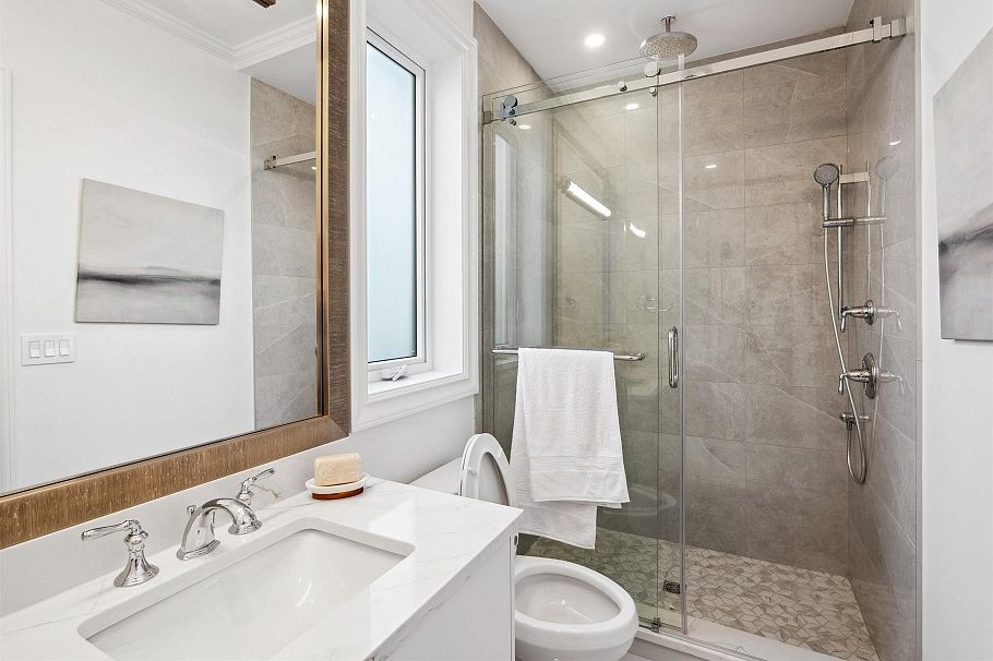 3812 W 15th Avenue Vancouver, BC - 9