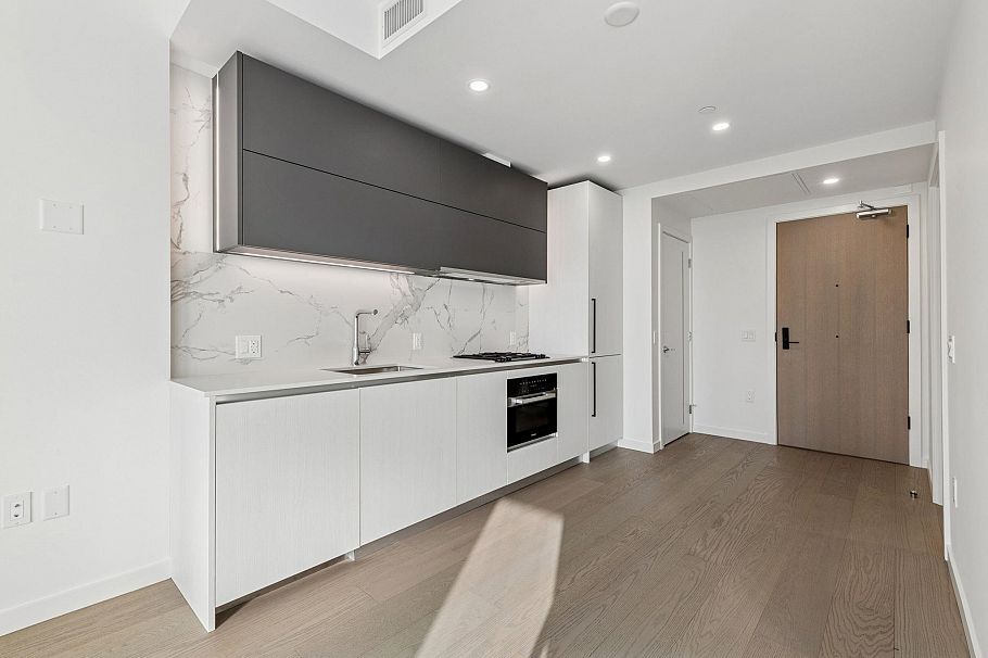 606 8415 Granville Street Vancouver, BC - 8