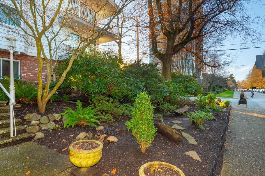 203 1696 W 10th Avenue Vancouver, BC - 32