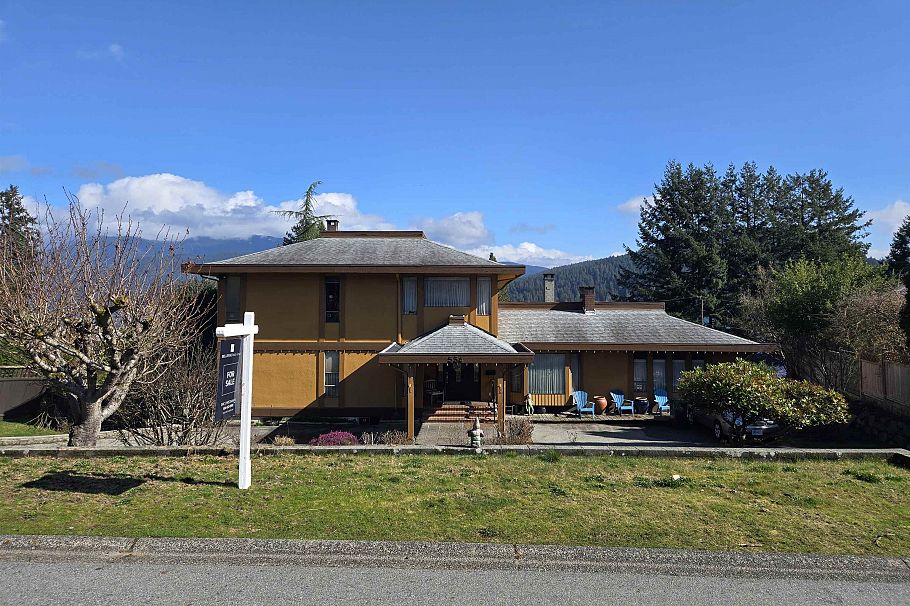 534 Beachview Drive North Vancouver, BC - 1