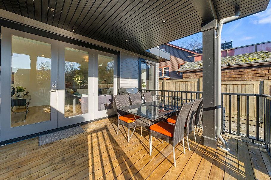 361 E 15th Street North Vancouver, BC - 16