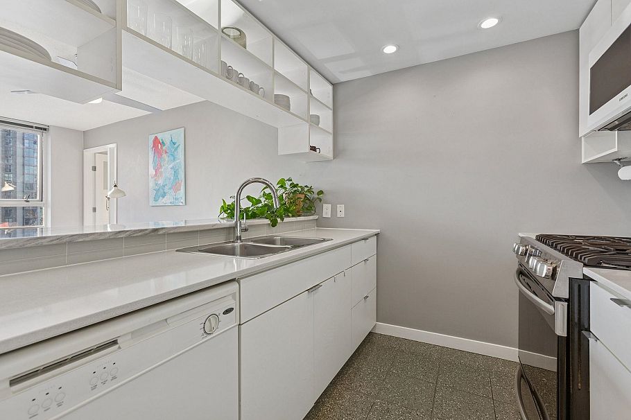 1711 939 Expo Boulevard Vancouver, BC - 8