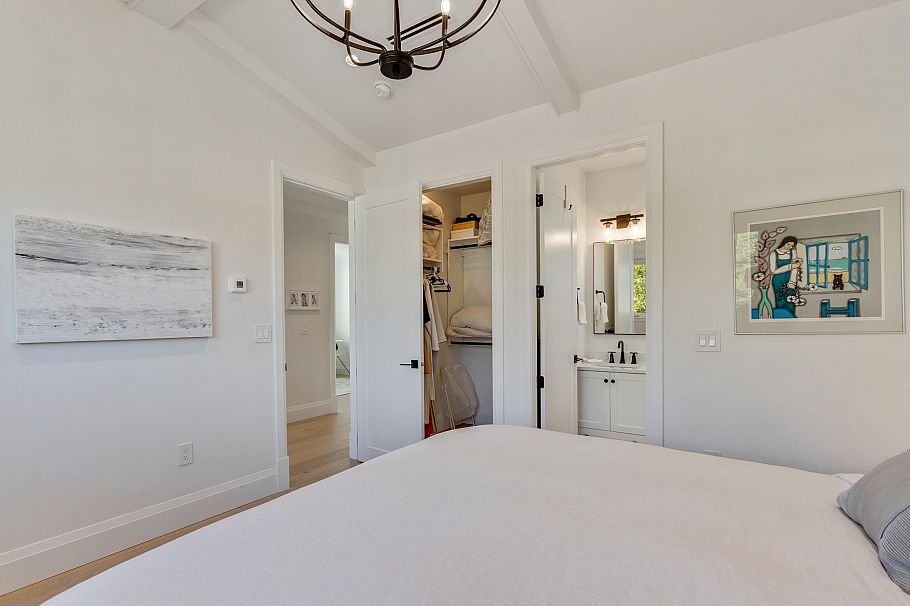 345 E 20th Street North Vancouver, BC - 30