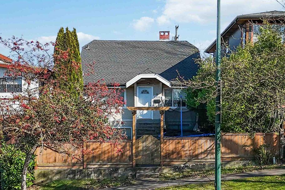 4890 Dumfries Street Vancouver, BC - 1