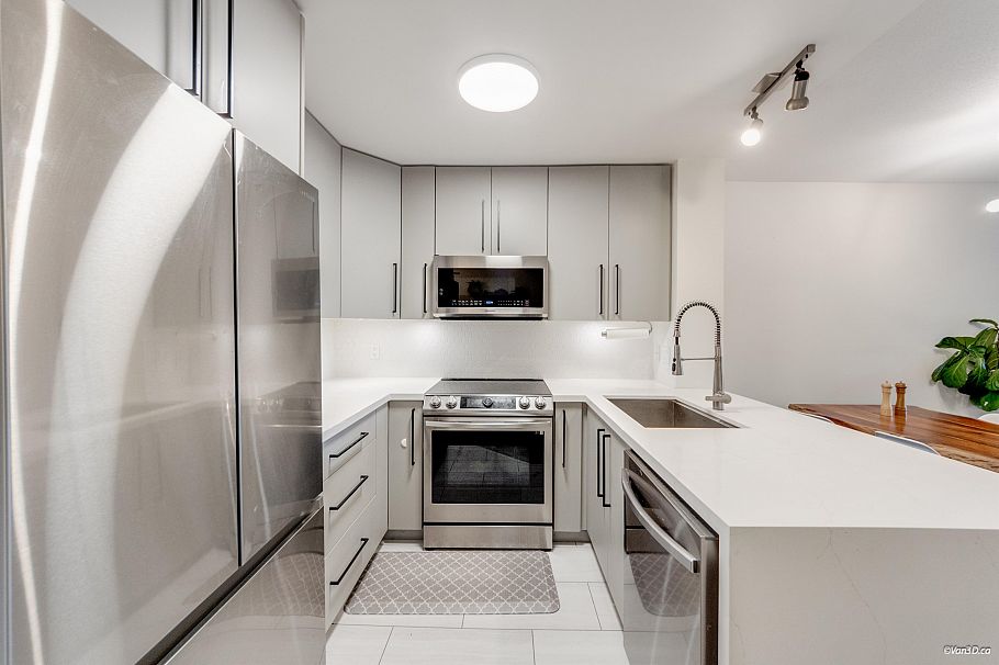 212 3278 Heather Street Vancouver, BC - 2