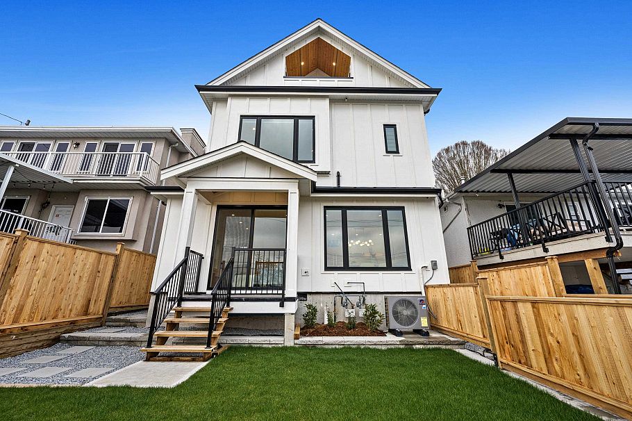 3156-2 E 8th Avenue Vancouver, BC - 1