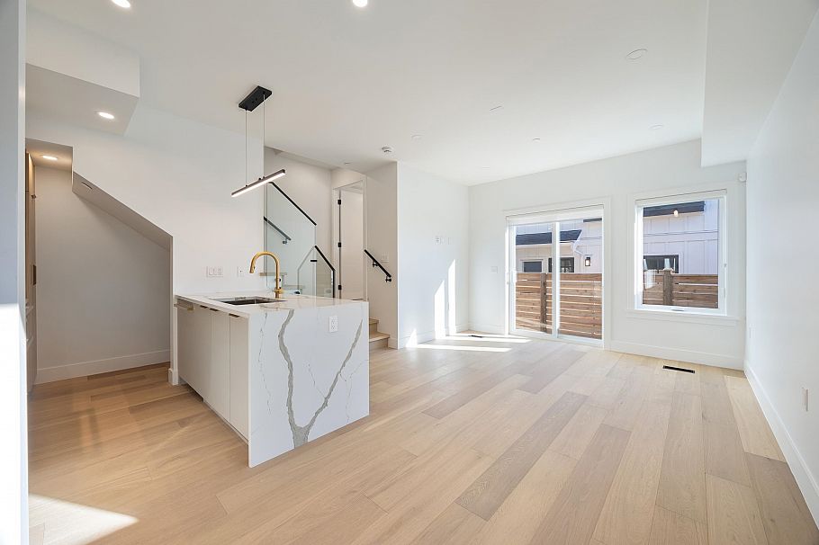 3 550 Kaslo Street Vancouver, BC - 1