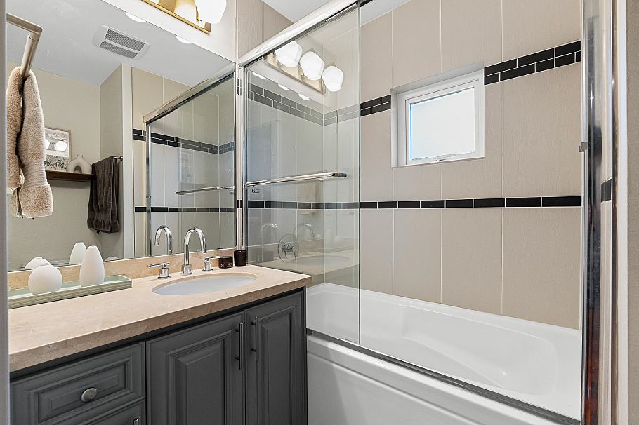 307 E 6th Street North Vancouver, BC - 31