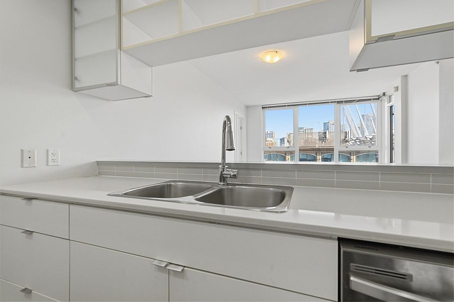 1707 928 Beatty Street Vancouver, BC - 2