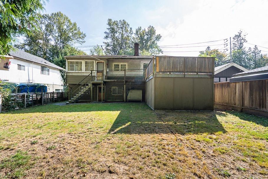 2212 Old Dollarton Road North Vancouver, BC - 35