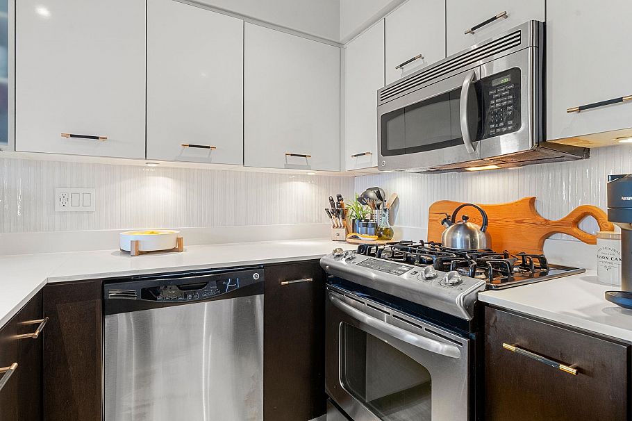 206 935 W 16th Street North Vancouver, BC - 9