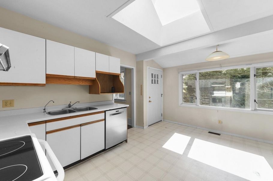 4278 W 12th Avenue Vancouver, BC - 5