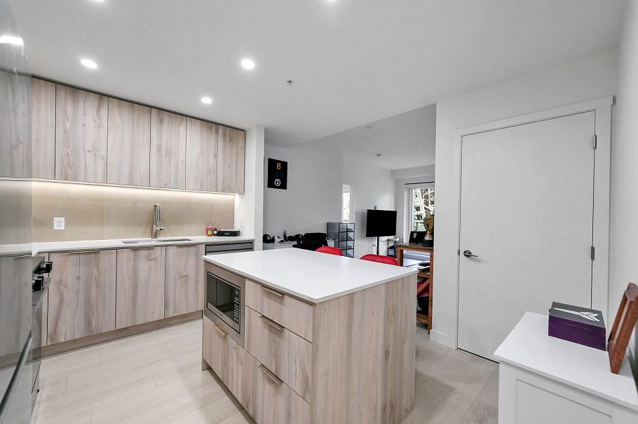 409 3596 Malsum Drive North Vancouver, BC - 2