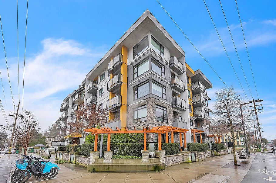 209 1519 Crown Street North Vancouver, BC - 1