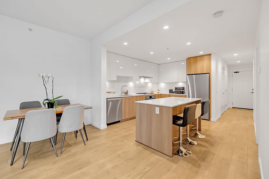 303 715 W 15 Street North Vancouver, BC - 1