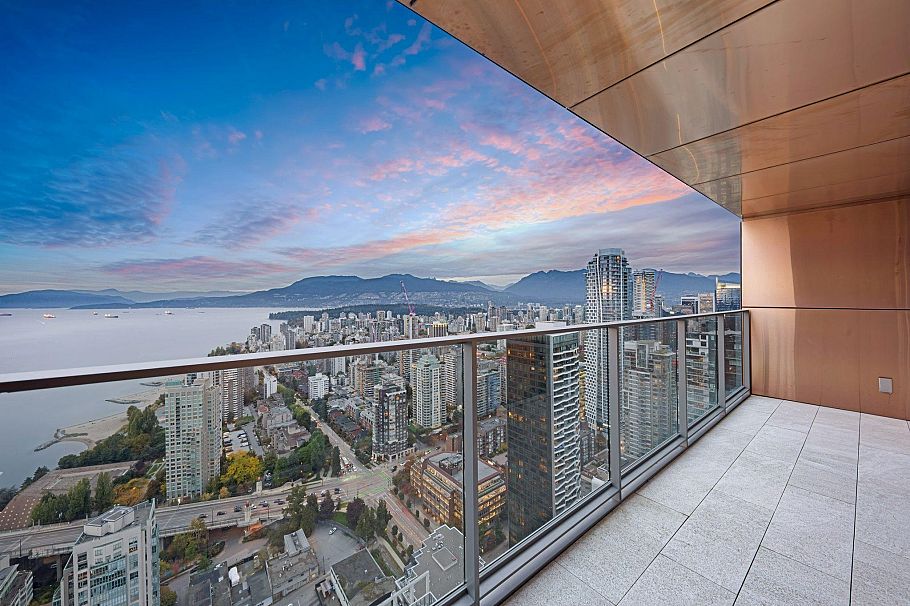 5702 1480 Howe Street Vancouver, BC - 3