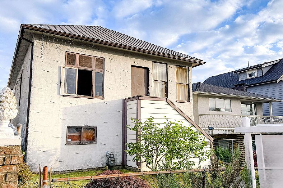 2354 E 33rd Avenue Vancouver, BC - 3