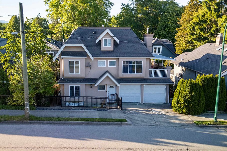 1089 E King Edward Avenue Vancouver, BC - 2