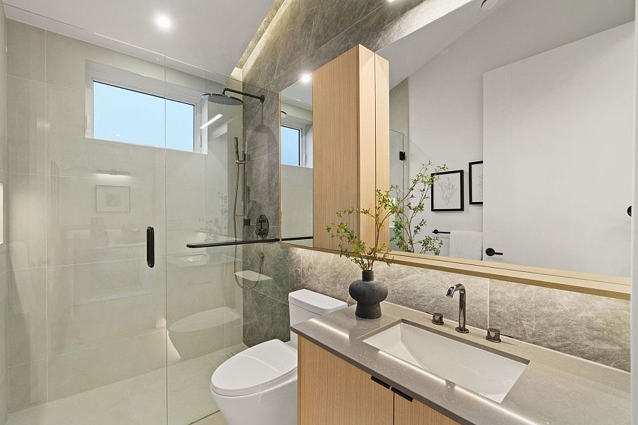 2 1945 E 13th Ave Avenue Vancouver, BC - 13