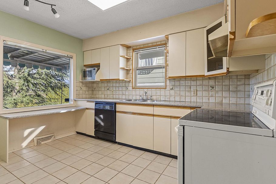 3910 W 10th Avenue Vancouver, BC - 13