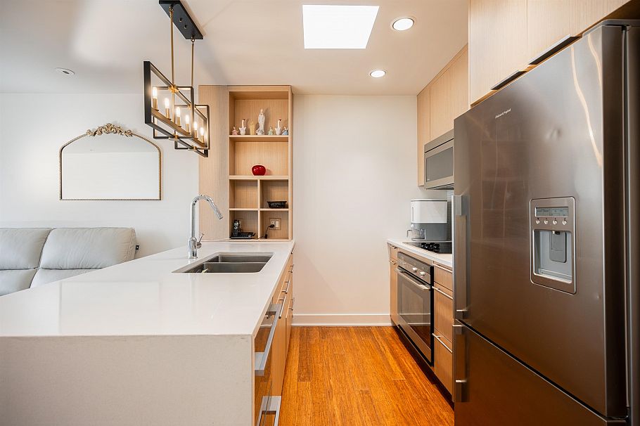 403 2481 Waterloo Street Vancouver, BC - 4