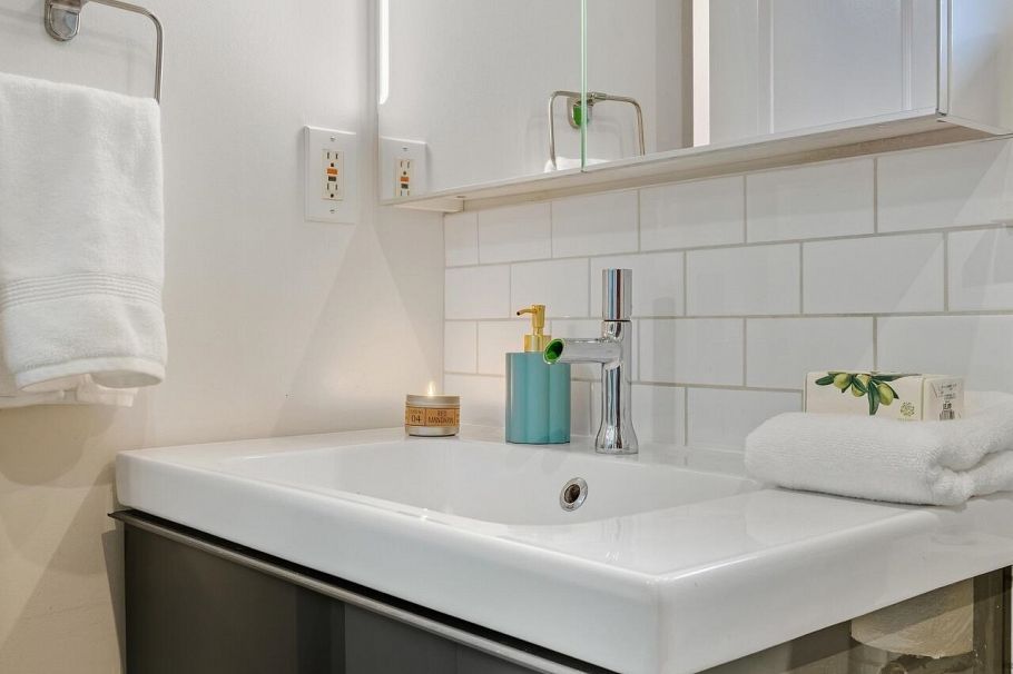 305 1915 E Georgia Street Vancouver, BC - 22