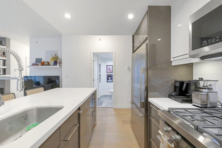 930 Richards Street Vancouver, BC - 10