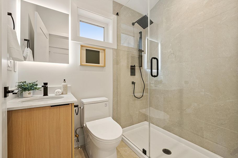 3156-2 E 8th Avenue Vancouver, BC - 17