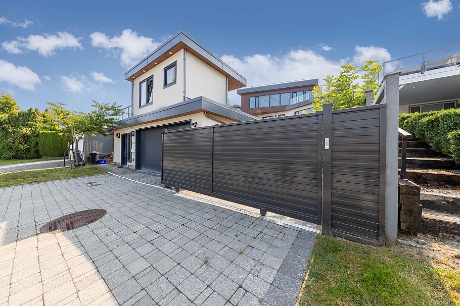 2863 W King Edward Avenue Vancouver, BC - 35