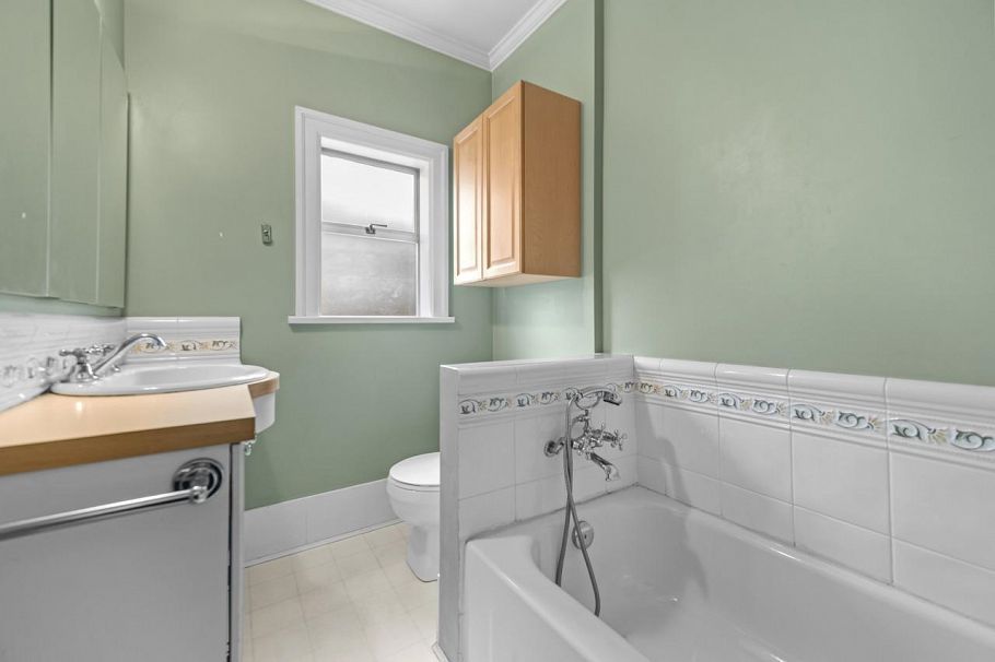 4278 W 12th Avenue Vancouver, BC - 11