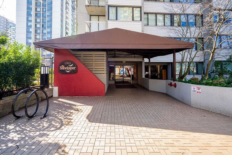 204 1740 Comox Street Vancouver, BC - 3
