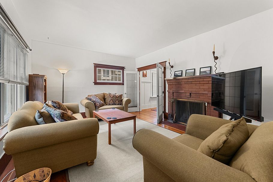 2980 W 8th Avenue Vancouver, BC - 4