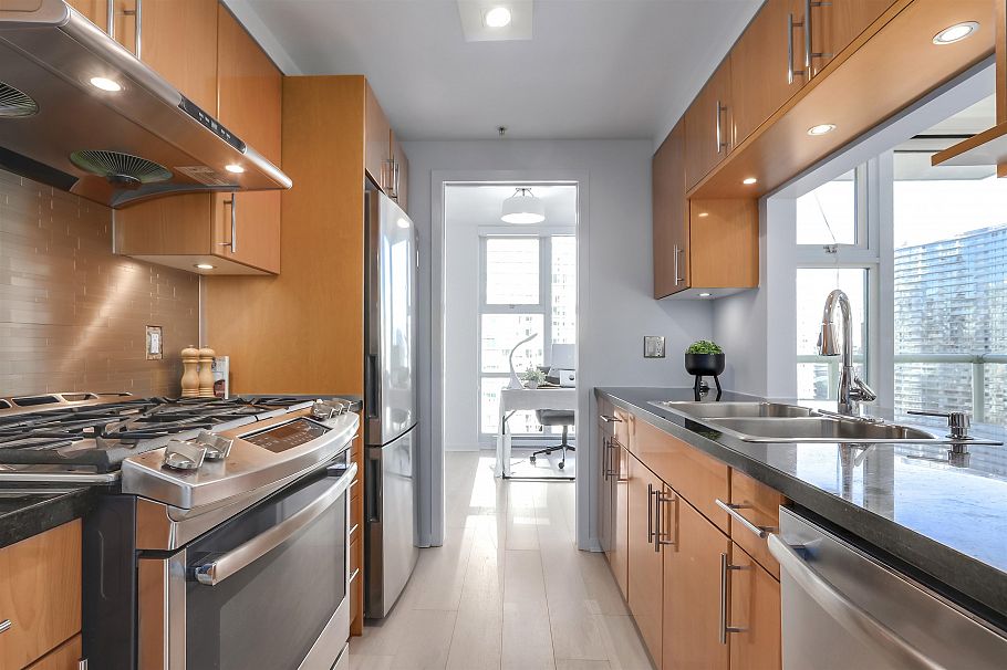 1807 1077 Marinaside Crescent Vancouver, BC - 14