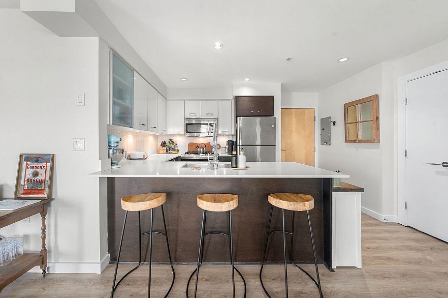 206 935 W 16th Street North Vancouver, BC - 10