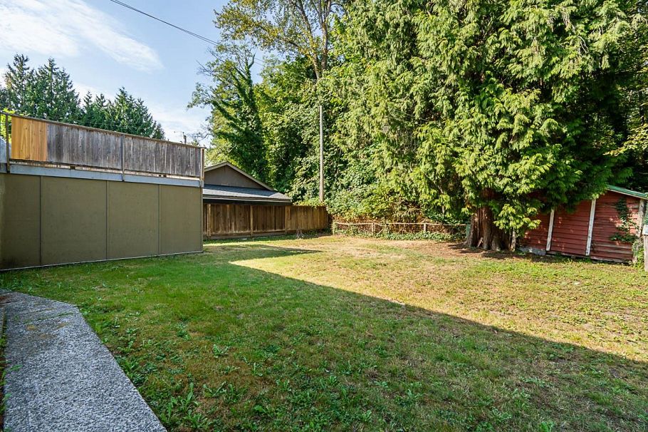 2212 Old Dollarton Road North Vancouver, BC - 33