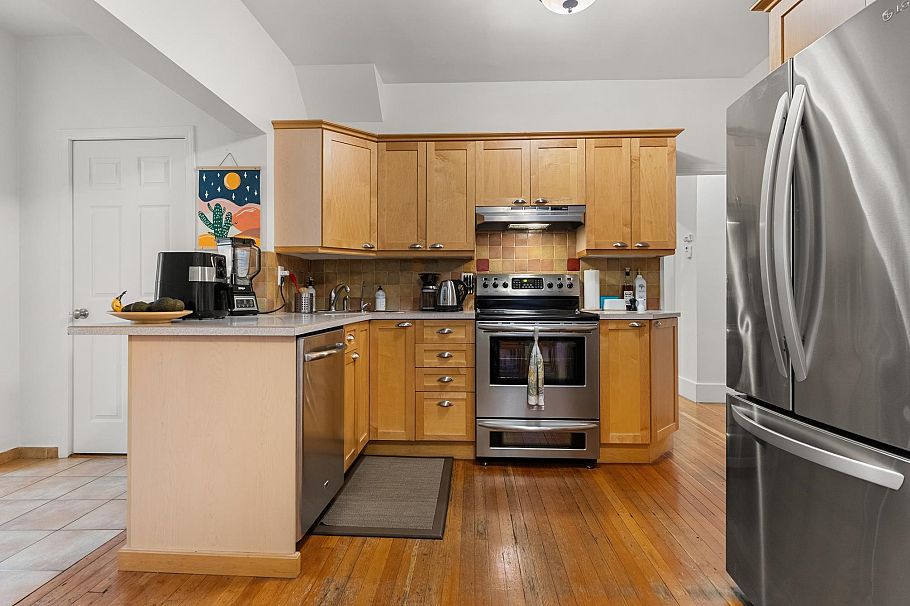 2980 W 8th Avenue Vancouver, BC - 8