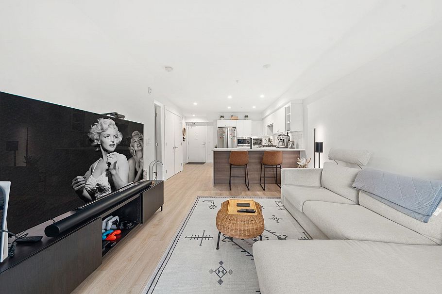 402 1519 Crown Street Vancouver, BC - 1