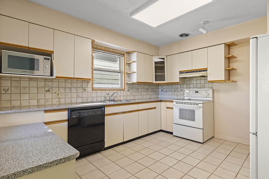 3910 W 10th Avenue Vancouver, BC - 12